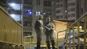 Un bărbat și-a închis soția în baie, de teamă că este infectată cu coronavirus! Femeia a sunat la poliție