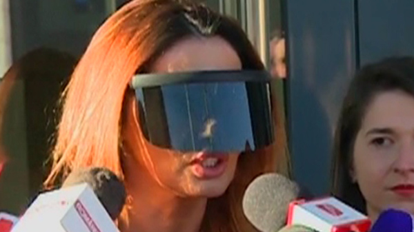 Oana Zăvoranu a picat din spațiu direct la Poliție. ”Ce-i asta, mască de sudură?!” | VIDEO