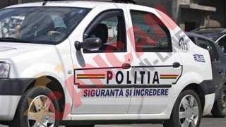 Doi politisti, anchetati dupa ce au intrat cu masina de serviciu in sant si intr-un stalp