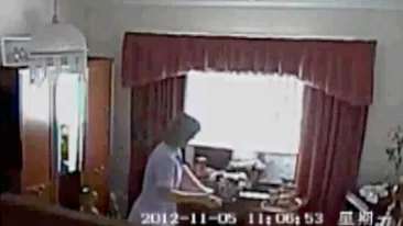 Banuiau ca este CEVA necurat cu INFIRMIERA! Au montat o camera ascunsa si au INCREMENIT cand au vazut ce facea in CASA!