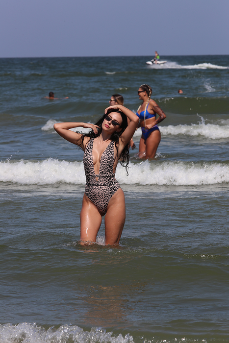 Raluca a făcut baie și se retrage pe plajă