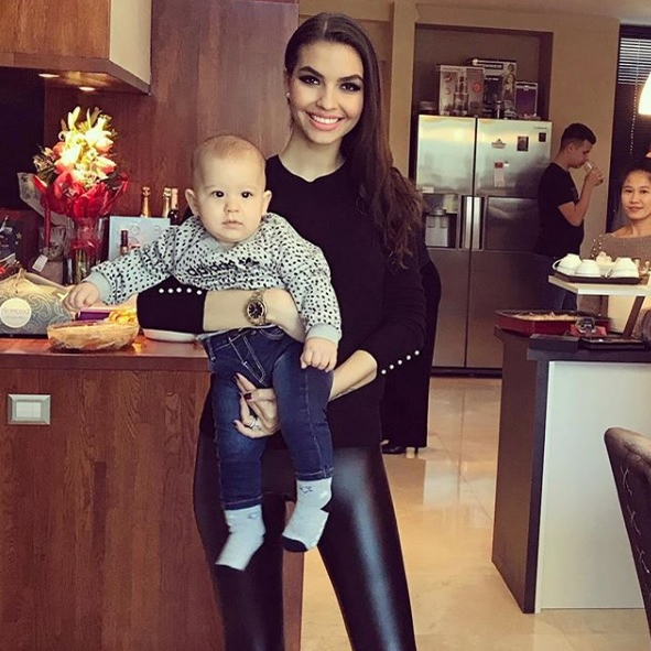 Adrian și Sandra Mutu, împreună cu micuțul Tiago… tabloul perfect de familie!