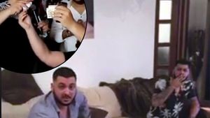 “O să-ți torn trei sticle de vin pe cap!” Florin Salam, amenințat de rromi după ce a interpretat melodia “Să dispară indienii, unde apar Cordunenii”.