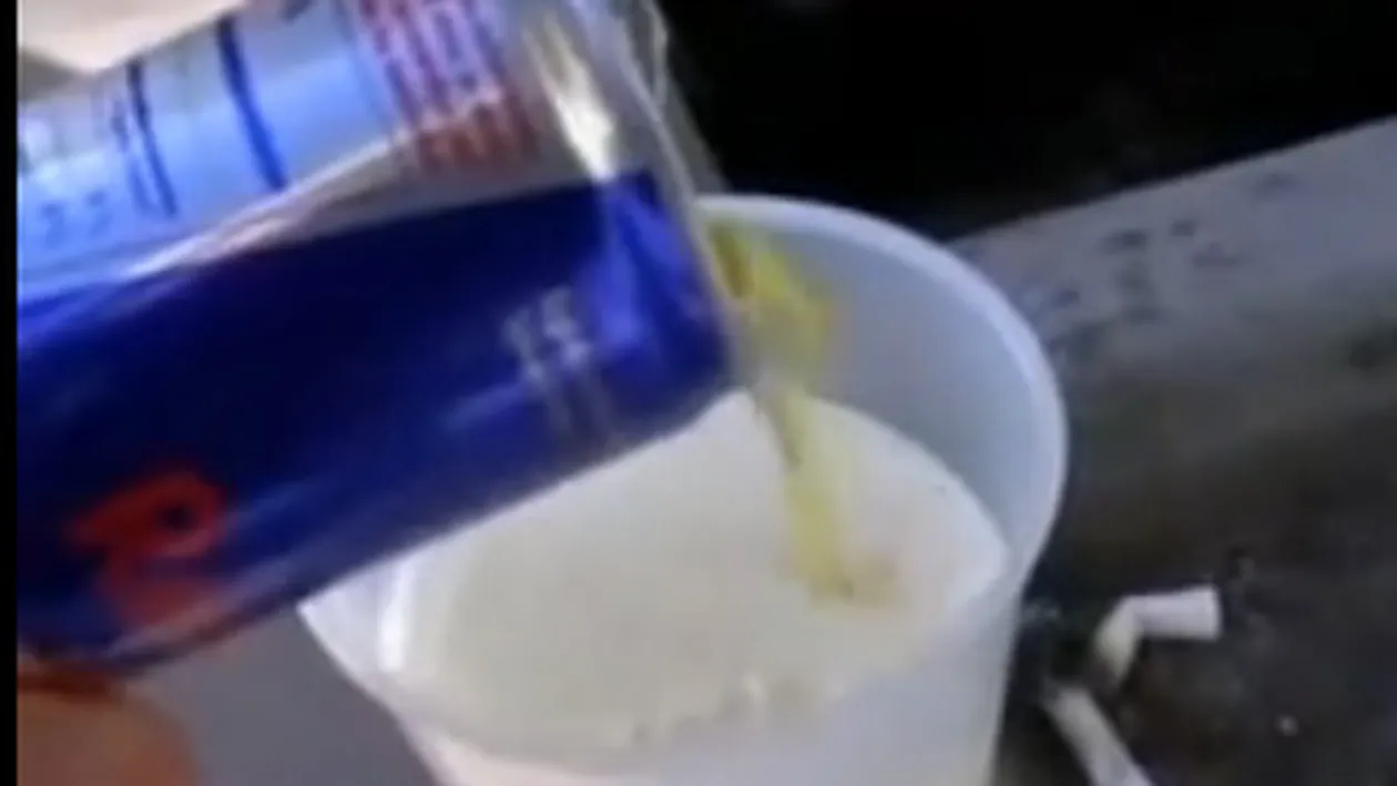 VIDEO Cineva chiar s-a gandit sa faca asta! Vezi ce se intampla cand torni energizant intr-un pahar cu lapte