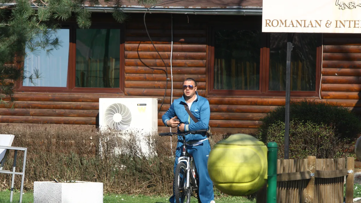 S-au dus vremurile cand avea pe mana milioane de euro! Acum, mai are doar o bicicleta! Alta dovada ca Sabin Ilie e in faliment!