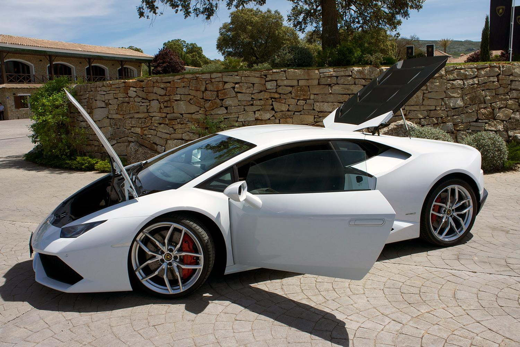 Papa Francisc a primit cadou un Lamborghini Huracan de culoare albă! A spus rapid ce plănuieşte să facă cu super maşina după ce a sfinţit-o