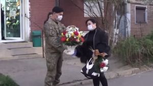 Gest emoționant! Cum au întâmpinat-o militarii din Galați pe asistenta hărțuită de vecini pentru că îngrijește bolnavii de COVID-19 VIDEO
