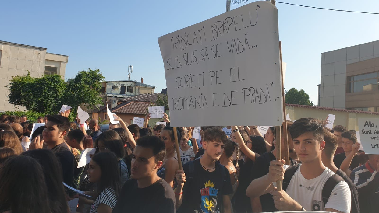 Sute de oameni protestează la Caracal