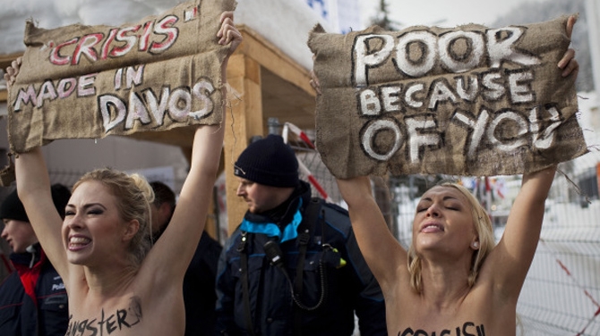 Trei tinere ucrainence au protestat topless la Davos!