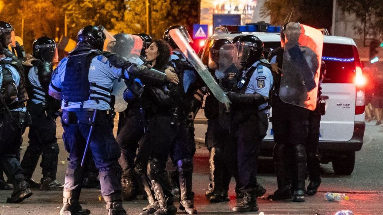 Jandarmerița Ștefania, devenită celebră în timpul protestelor din 10 august 2018, a ajuns să se judece cu instituția care a trimis-o în stradă
