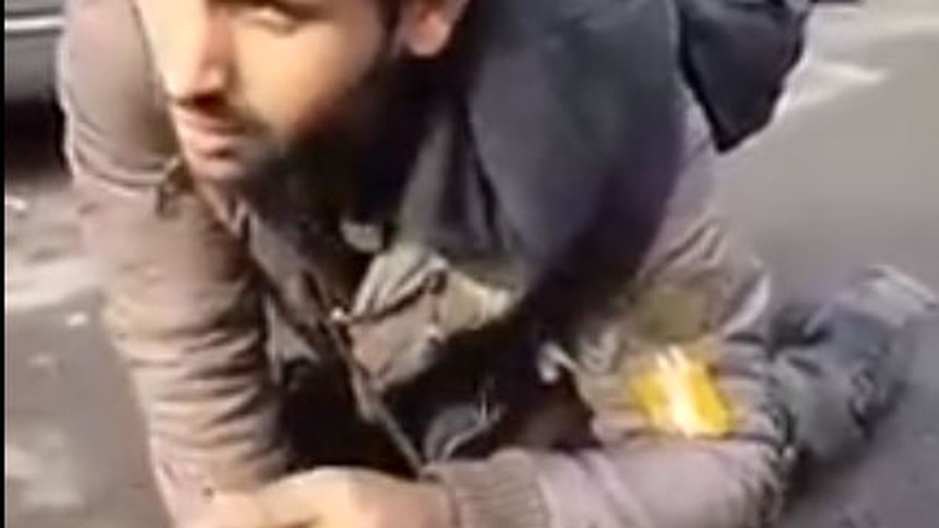 “Am paralizate o mână și două picioare!” Drama lui Gheorghiță, un tânăr de 25 de ani care trăiește din mila oamenilor. Imagini emoționante