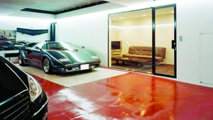 Isi parcheaza masinile in sufragerie