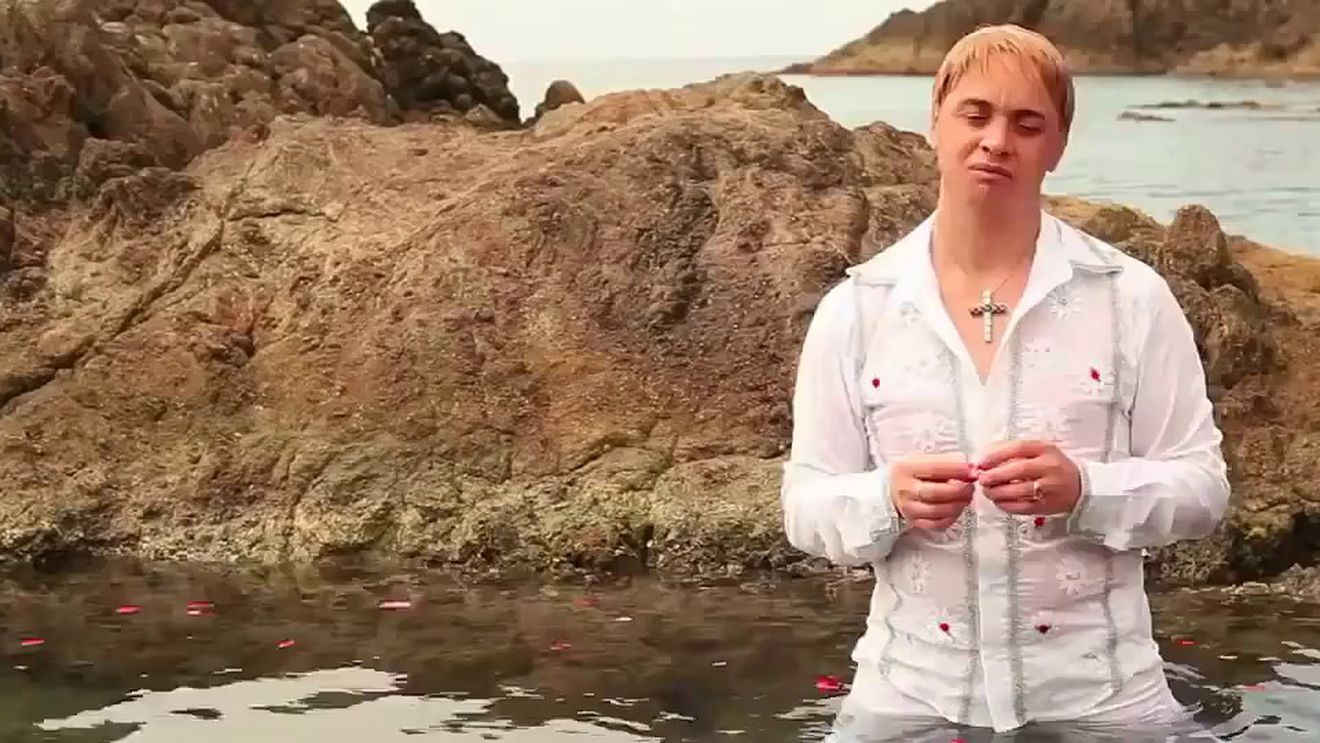 CRISTI DIN BANAT aşa cum nu l-ai mai văzut niciodată! Deşi s-a îmbrăcat în roz, a dat cărţile pe faţă: „Nu sunt gay...“