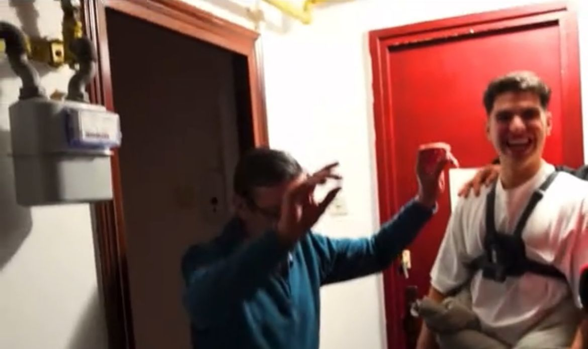 Cum a reacționat un bărbat, după ce Dorian Popa a mers random să-l colinde. Foto: TikTok