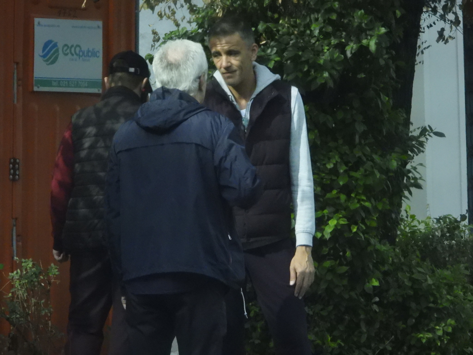 Cosmin Cernat, în timp ce vorbea cu un prieten
