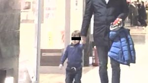 VIDEO EXCLUSIV. A trecut peste despărţirea de horoscopista de la Neatza şi... Senatorul-Burlăcel îşi face ”campanie” prin mall