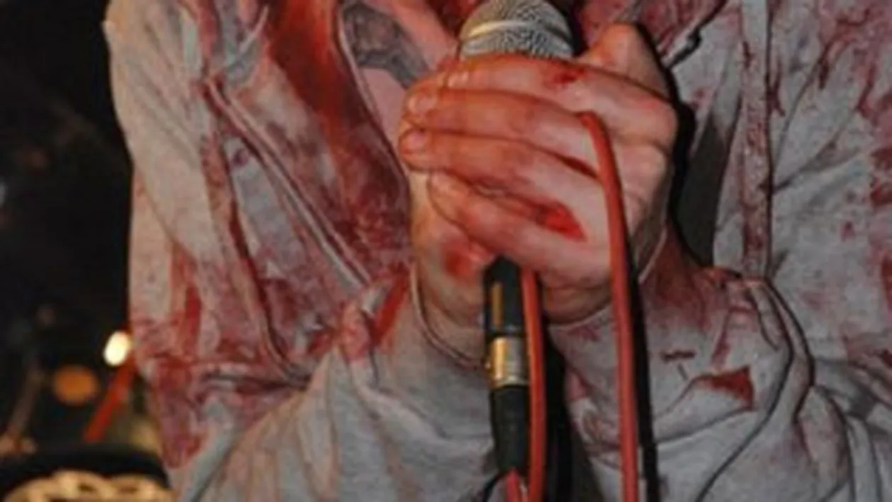 Ziua profesor de filosofie, noaptea rocker satanist manjit cu sange