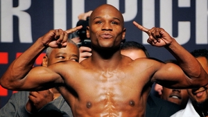 Floyd Mayweather il va antrena pe fiul lui Michael Jackson! Justin Bieber si Lil Wayne au luat si ei primele lectii in ring!