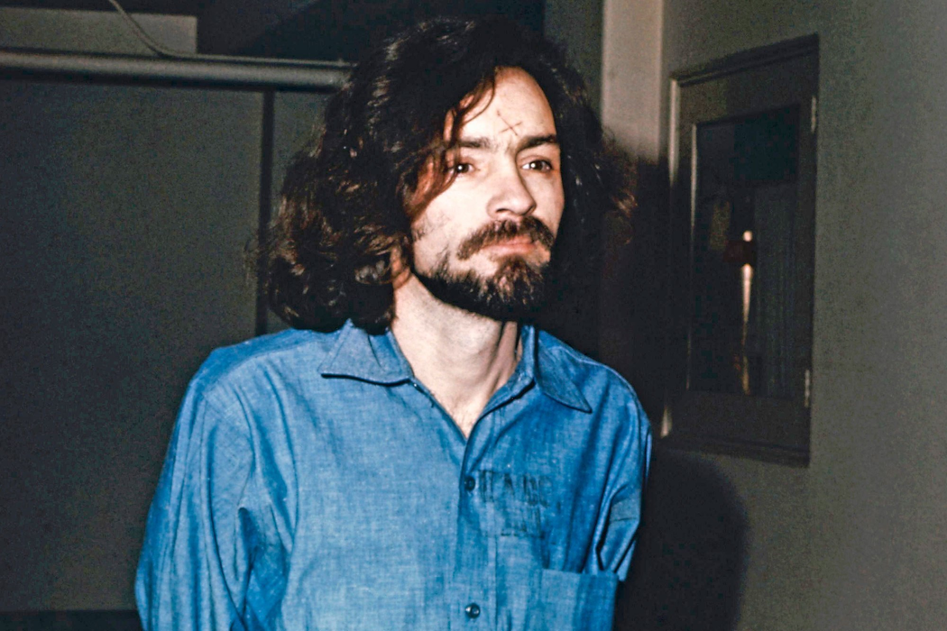 Acestea au fost ultimele cuvinte ale celui mai fioros criminal în serie din toate timpurile! Ce a spus Charles Manson chiar înainte să moară: „Dragoste pentru…”