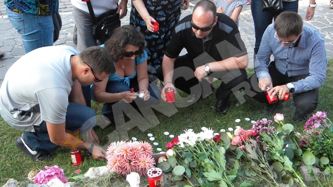 VIDEO Zeci de codleni sunt alaturi de familia lui Karin, romanca disparuta in urma atacului monstrului din Norvegia