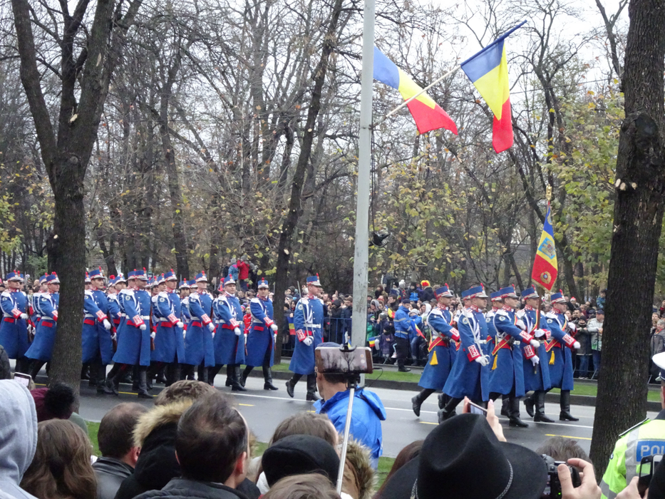 Peste 3.500 de militari şi experţi din cadrul Ministerului Apărării Naţioale, ai Ministerului de Interne şi ai Serviciului Român de Informaţii au participat la parada militară din Bucureşti, de la Arcul de Triumf