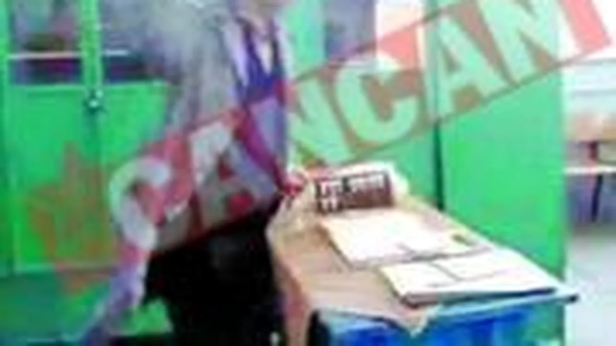 Profesor filmat in timp ce batea un elev