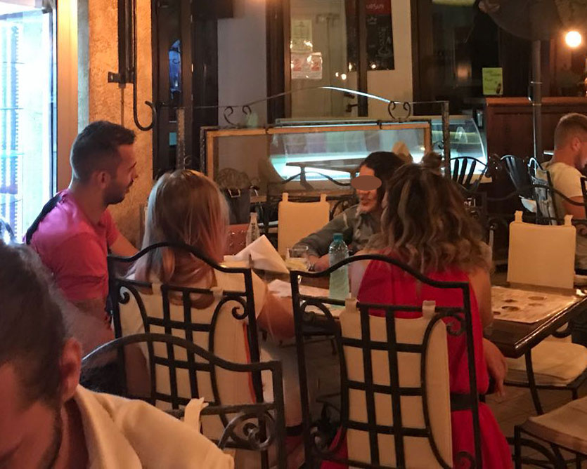 Tristan Tate, alături de trei tinere la un restaurant, în Ploiești