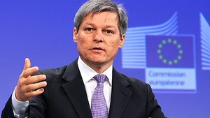 Premierul Dacian Cioloş invită PSD să mărească salariul minim pe economie la „cifra pe care şi-a asumat-o politic”