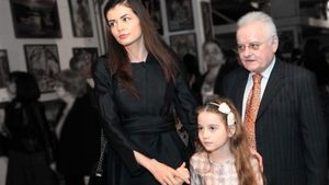 Detalii neștiute de la botezul fiicei lui Irinel Columbeanu: “Pentru cristelniță, îi pregătise o pereche de chiloței ornați cu cristale Swarovski” Pasaje incredibile din cartea “Apofenia”