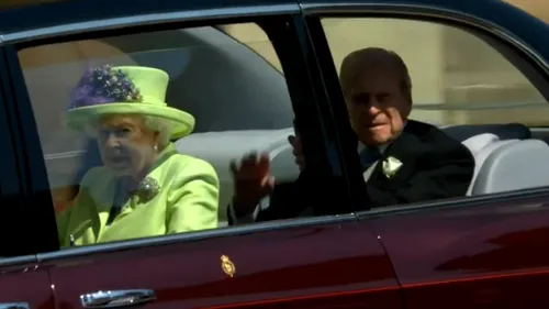 A spart toate tiparele! Regina Elisabeta a purtat o ținută verde neon la nunta regală!