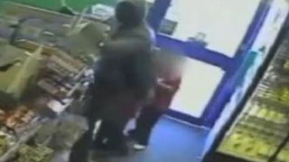 VIDEO SOCANT! A scos satarul in fata a doua fetite de gradinita ca sa jefuiasca un magazin