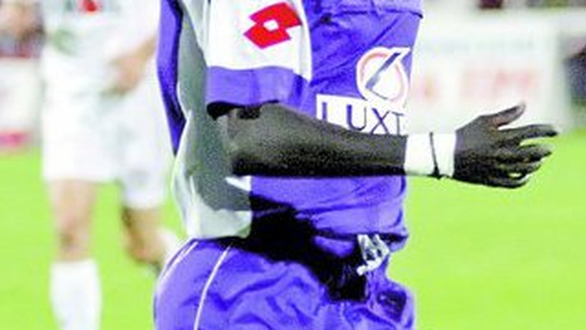 Viata senegalezului Mansour e o telenovela. O romanca l-a facut tata, el a lasat-o pentru fotbal
