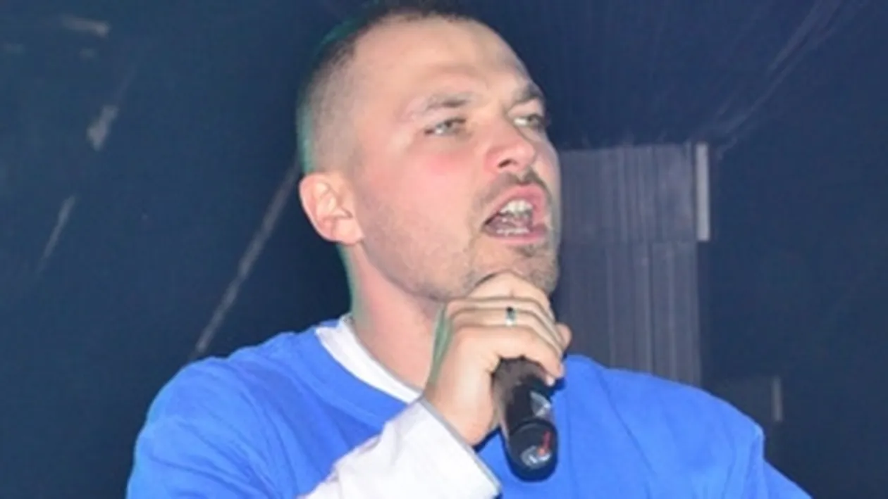 Puya a chemat fetele sus pe bar si s-a trezit cu un barbat langa el pe scena