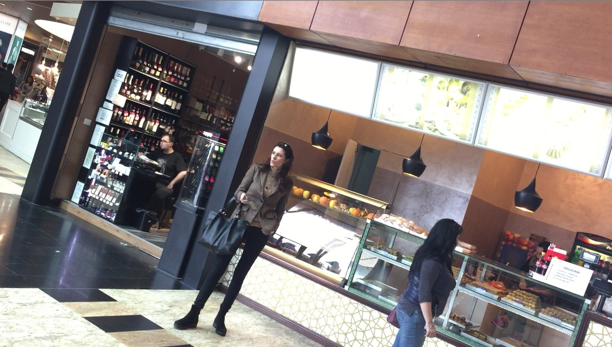 Aflată în cofetărie, Iuliana discută la telefon