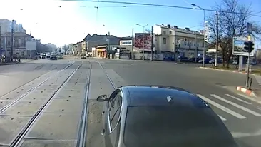 BMW-ul unui șofer din București a fost împins de tramvai. Care a fost motivul și ce s-a întâmplat după ce șoferul a coborât din mașină: ”Bă, ești nebun!”