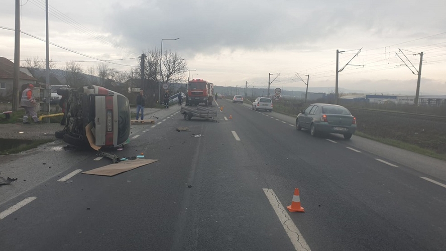 Panică în Cluj, după un accident violent! O conductă de gaz a fost avariată în urma impactului, iar una dintre mașini s-a răsturnat