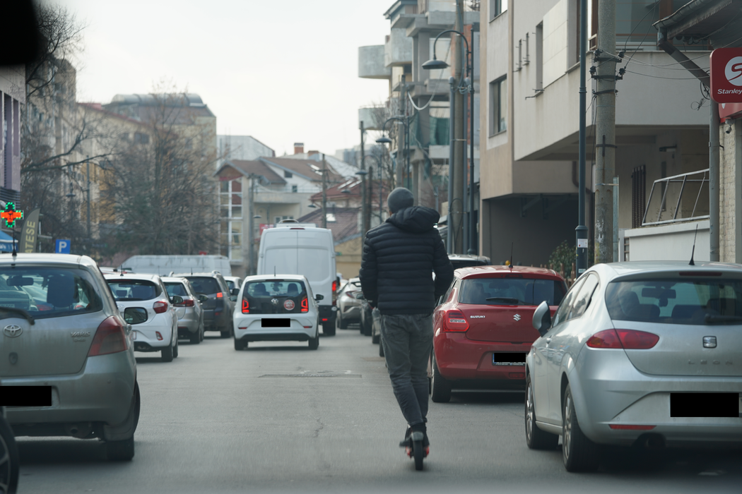 Lucian Viziru merge pe trotinetă/ Sursă foto: CANCAN.RO