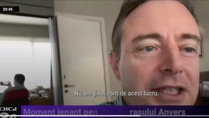 Primarul din Anvers, surprins în lenjerie intimă în timpul unui interviu! A uitat că are oglinda în spate