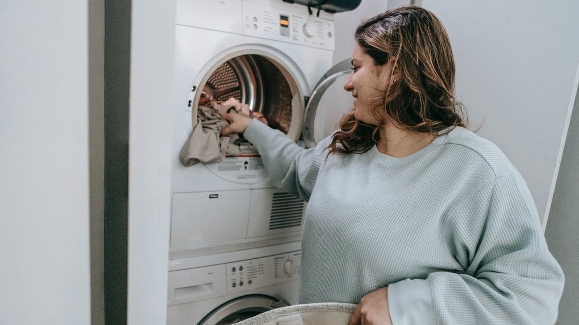 La ce ore trebuie să foloseşti maşina de spălat pentru a consuma mai puţin curent? Trucul care te va ajuta să faci economie