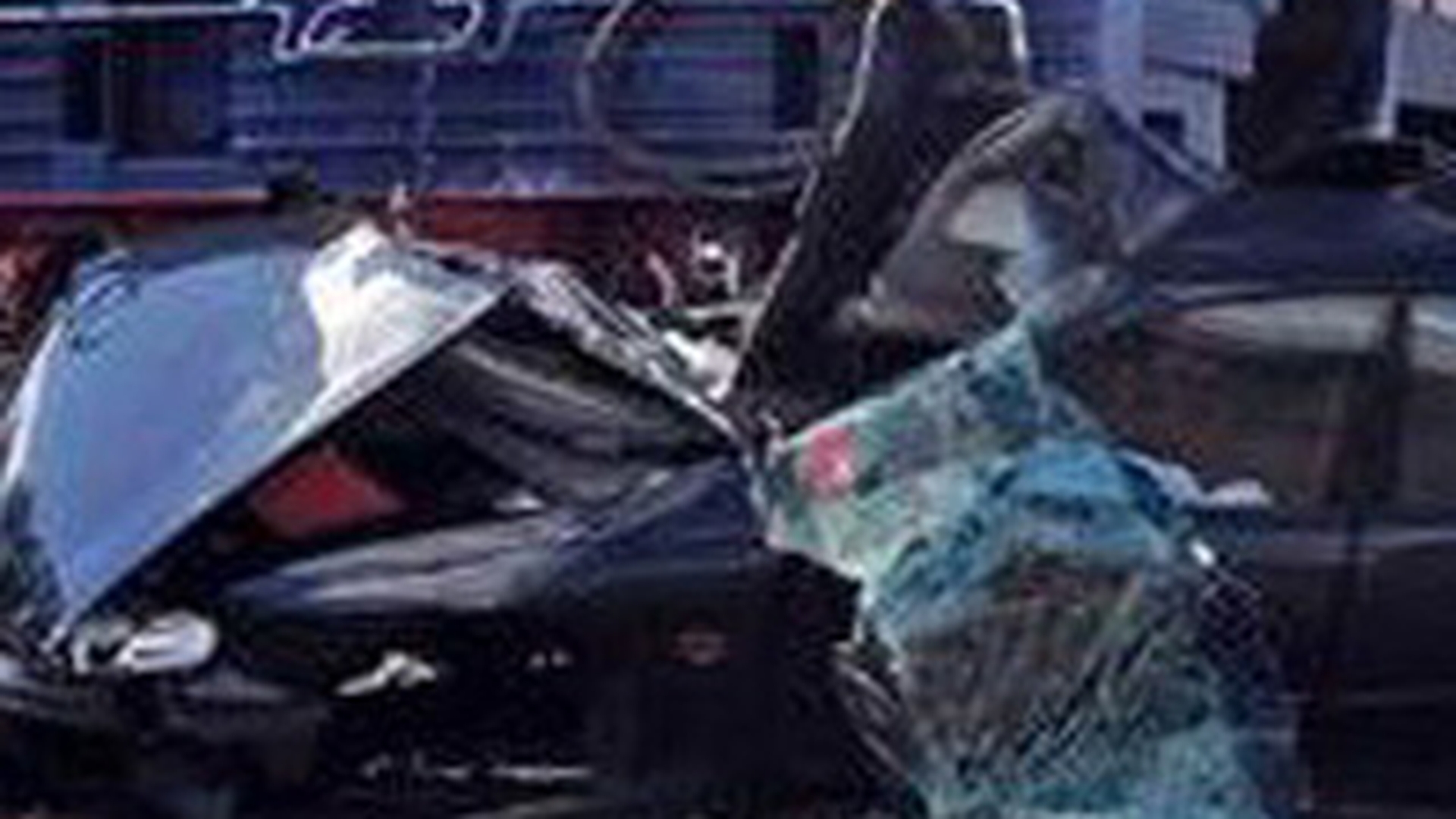 Taximetrist mort si pasager ranit, dupa ce masina in care se aflau a intrat sub un TIR