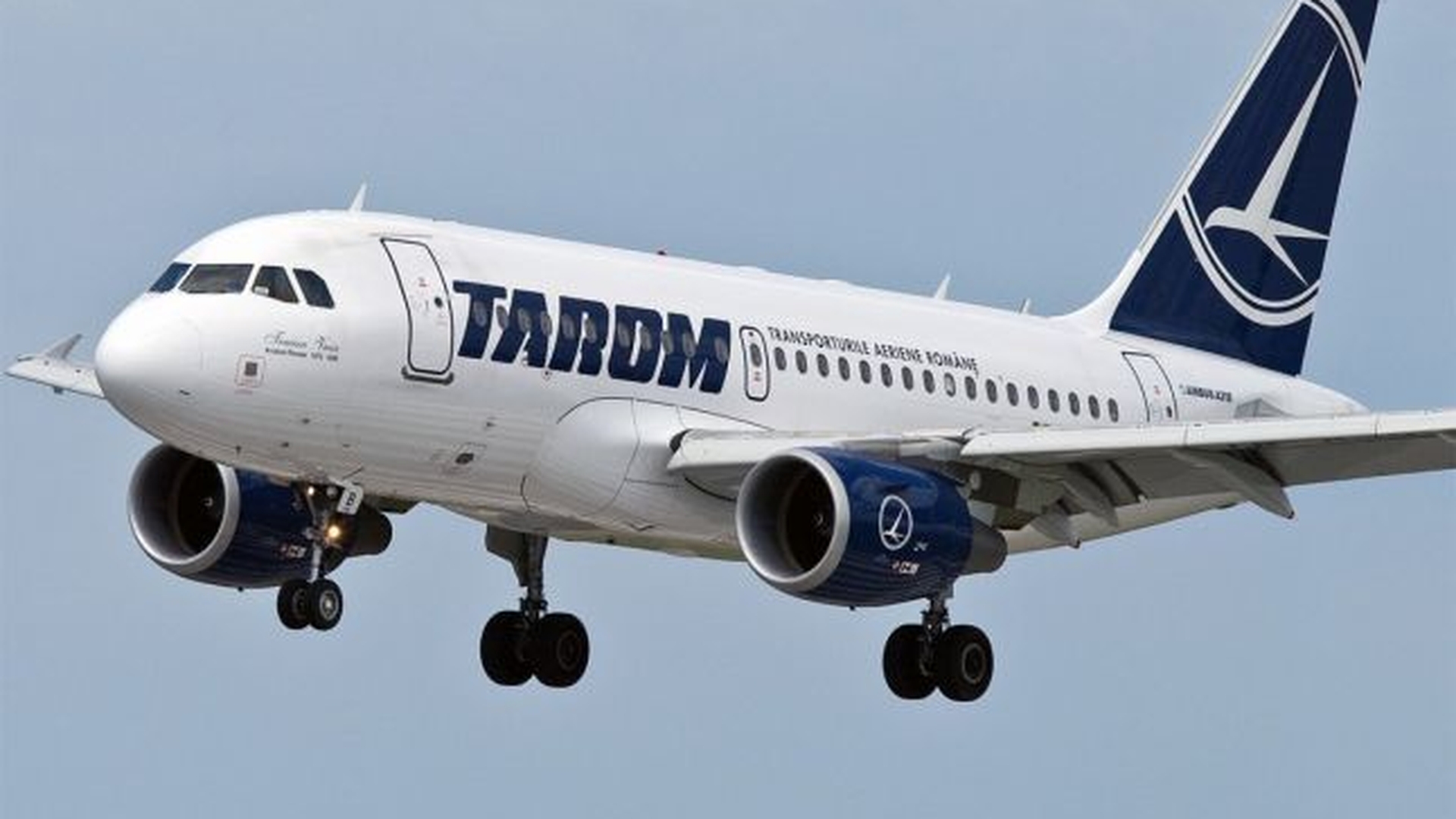 A evitat tragedia! Cu probleme tehnice, avionul a revenit pe pista din Iaşi

