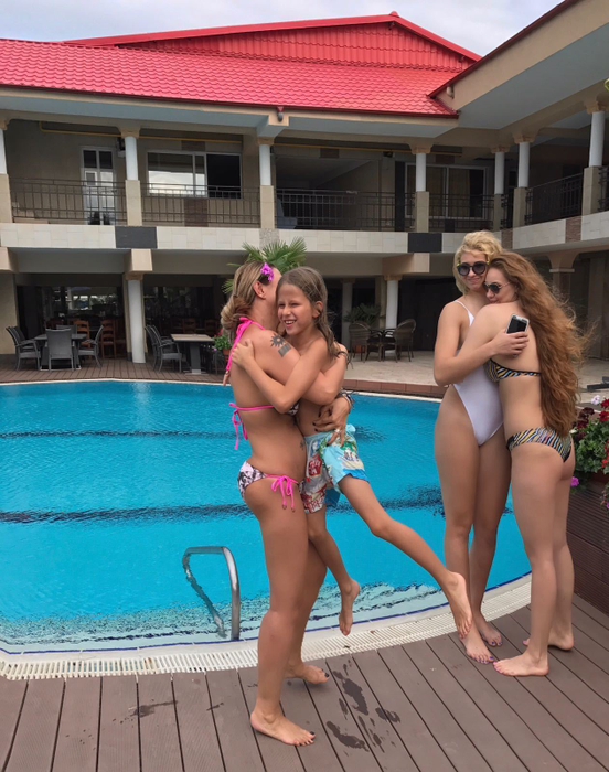 Imagini demenţiale! Anamaria Prodan & brigada s-au bălăcit la piscină! Cum arată Sarah, fiica sexy-impresarei, în costum de baie