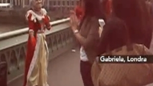 VIDEO Uite de ce ne "iubesc" englezii! Un cersetor roman s-a deghizat in Regina Angliei si danseaza pe manele in centrul Londrei!