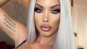 FOTO | Loredana Chivu, aproape dezbrăcată pe plajă! Blondina și-a etalat implanturile de două kilograme