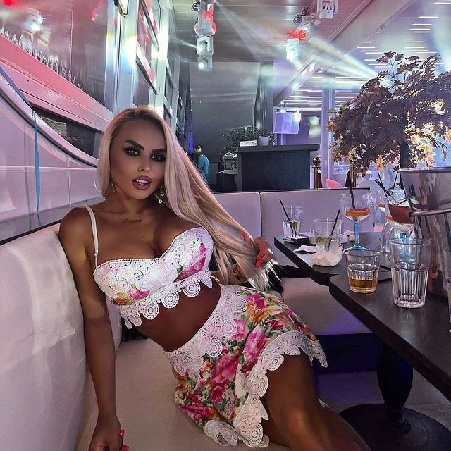 Larissa este o blondină foarte sexy