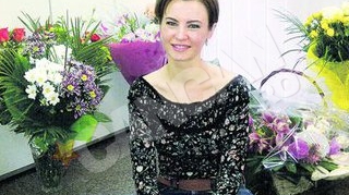 Augusta Lazarov si-a sarbatorit ziua de nastere la serviciu! Colegii i-au transformat biroul in... florarie