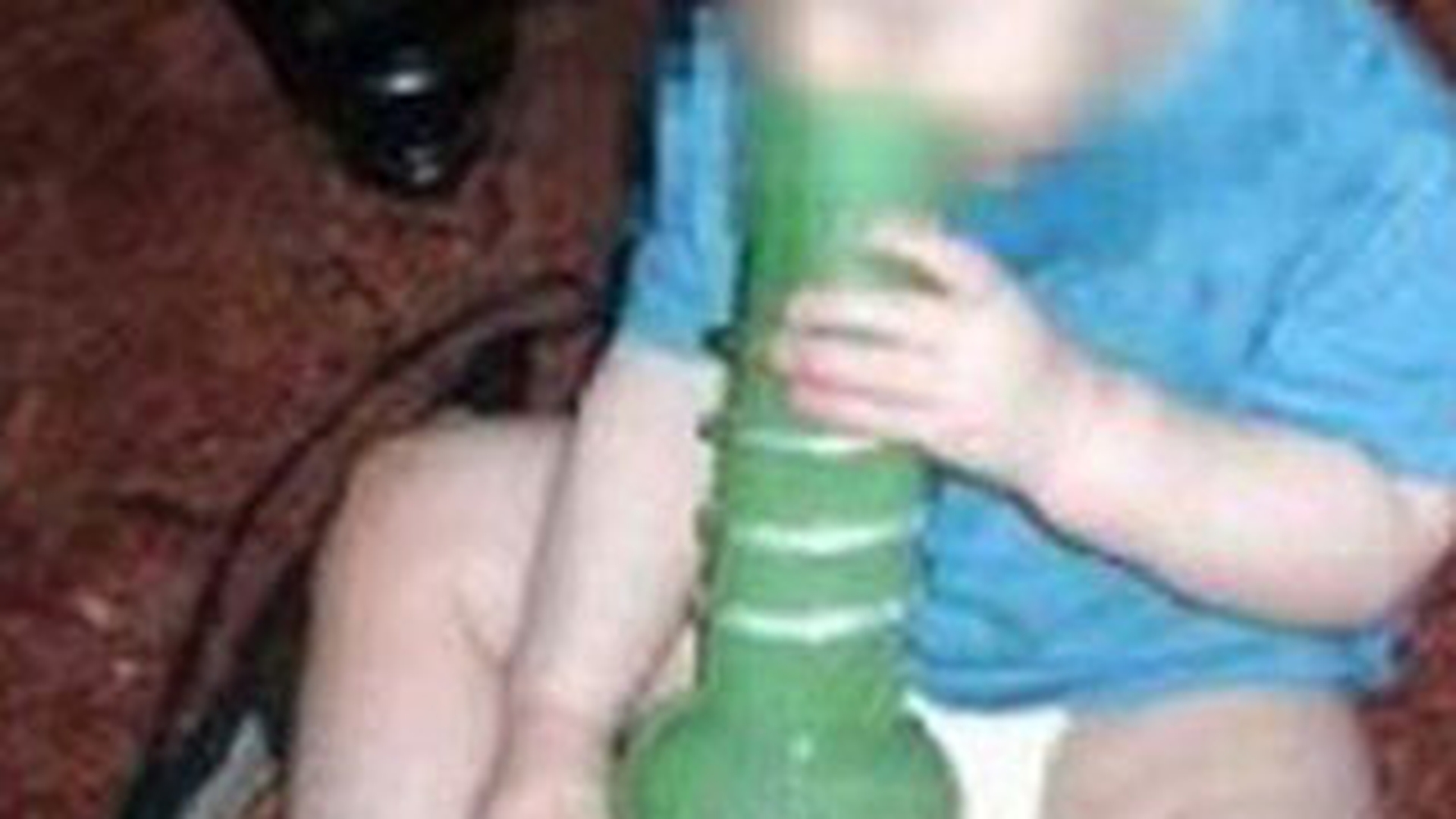 O fetita de 11 luni fumeaza narghilea in care se prepara drogurile