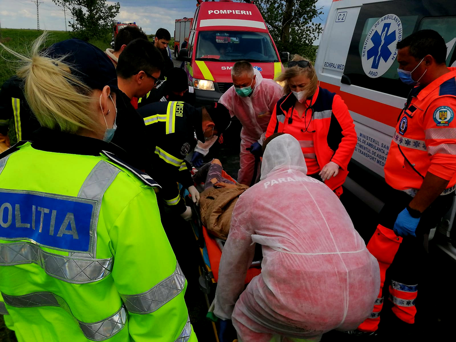 Accident îngrozitor în Arad! Trei persoane au ajuns la spital. Imagini de la fața locului. FOTO
