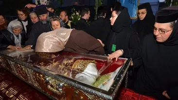 Ce a pățit o studentă din Iași după ce s-a rugat la moaștele Sfintei Parascheva să se mărite cu un coleg de facultate pe care tocmai îl cunoscuse