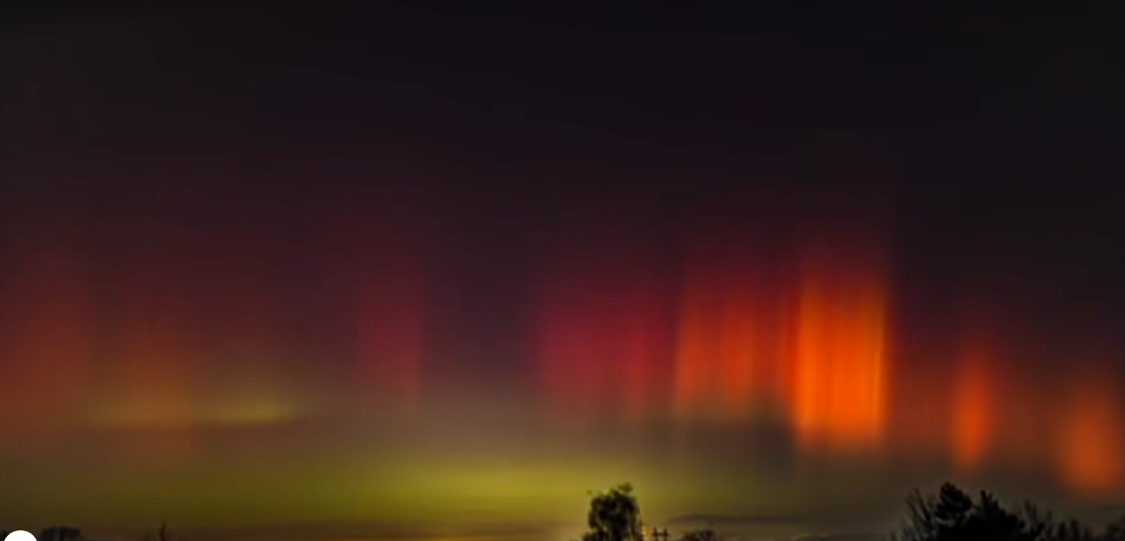 Aurora Boreală, vizibilă din România! Imagini spectaculoase surprinse în Mureș. Jocul de lumini i-a uimit pe localnici